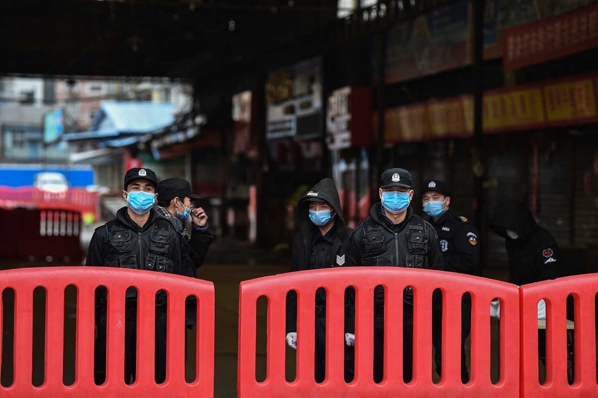 武漢華南海鮮市場，這是初期傳出中共病毒的地方。（HECTOR RETAMAL/AFP via Getty Images）