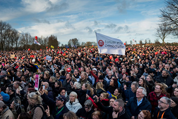 2022年1月2日，在荷蘭阿姆斯特丹，數千人集會抗議該國為應對COVID-19疫情而採取的最新的封鎖措施。（Sanne Derks/Getty Images）