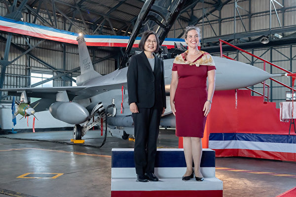 中華民國總統蔡英文2021年11月18日在嘉義空軍基地出席「F-16V BLK20型機性能提升接裝典禮」，並與美國在台協會台北辦事處處長孫曉雅（Sandra Oudkirk）合照。（總統府提供）