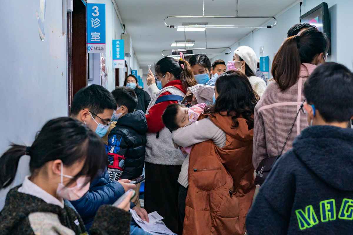 2023年12月3日，重慶兒童醫院擠滿家長和等待就診的孩子。（CFOTO/Future Publishing via Getty Images）