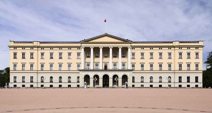 挪威奧斯陸王宮：展現新古典主義建築之美