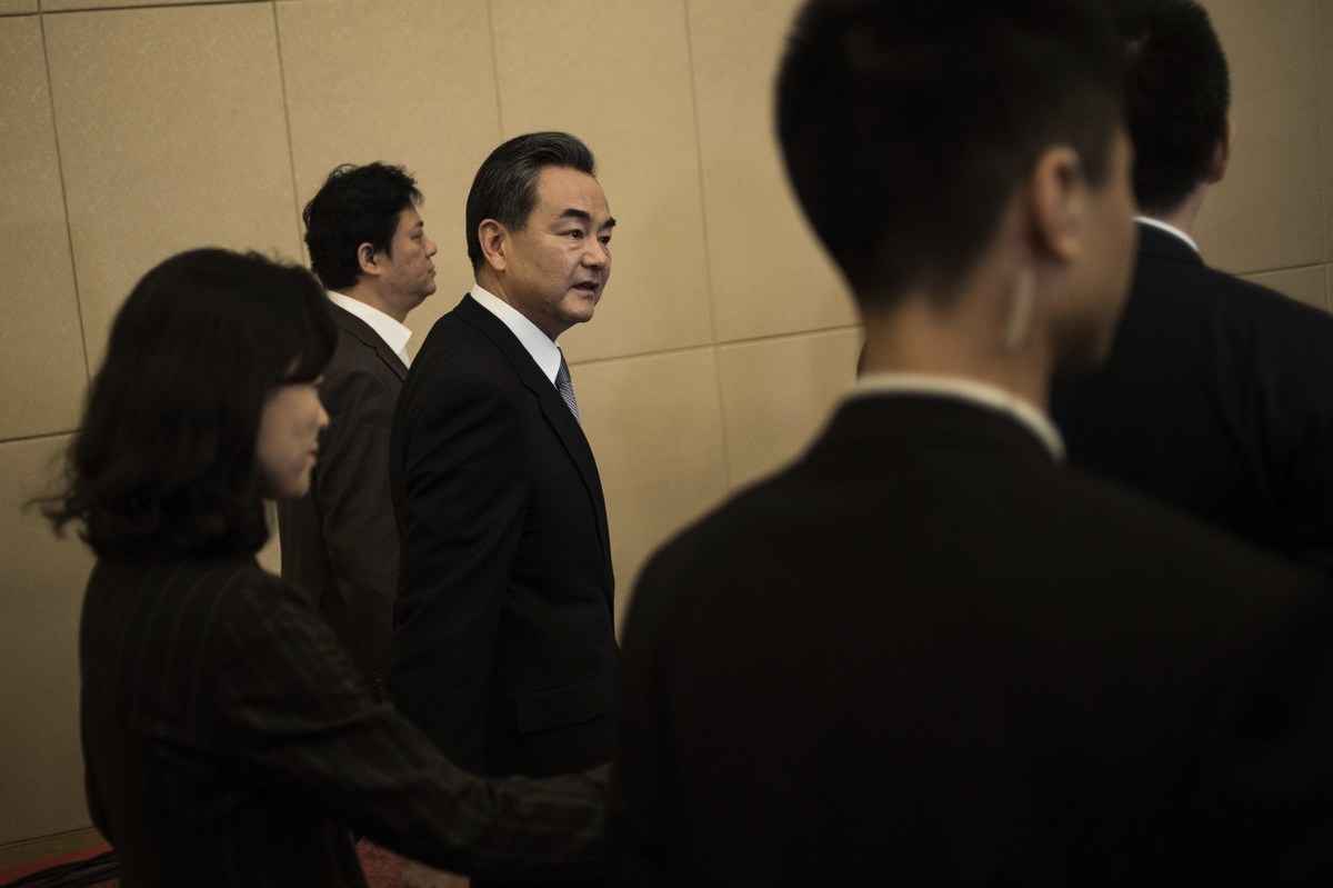 圖為中共外交部長王毅（左三）資料照。（FRED DUFOUR/AFP via Getty Images）
