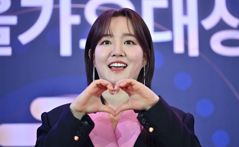 潤荷3月底結婚 親筆信訴：遇到可靠的伴侶