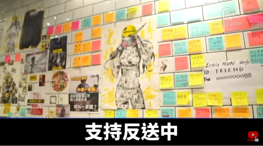 在4天香港五一黃金周假期中，支持「反送中」運動的「黃色經濟圈」創造了超過1億港元營業額。圖為一家黃店牆上貼滿支持反送中運動的海報。（大紀元）