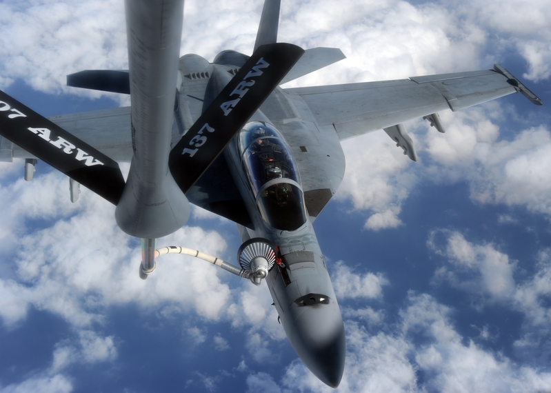 美國一架KC-135加油機組員，支援美國聯軍攻擊伊斯蘭國（ISIS）的空襲任務時，不顧自身安危，護送一架油料系統出問題的他國F-16戰鬥機返回基地，使這名飛官逃過一劫。圖為KC-135加油機執行空中加油的情形。（TOSHIFUMI KITAMURA/AFP/Getty Images）