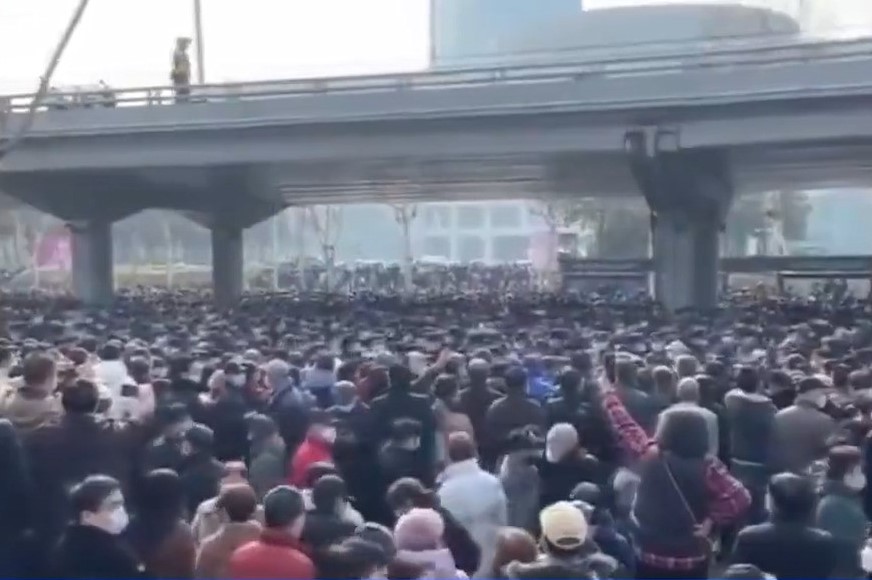 圖為2023年2月15日，武漢大批老人和支持者們聚集在中山公園門口抗議新醫改剋扣醫保金。（影片截圖）