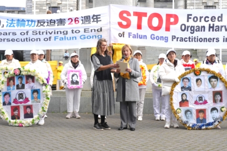 2025年7月22日,紐西蘭法輪功學員齊聚首都威靈頓,舉行遊行和集會,呼籲立即停止對法輪功長達26年的迫害、解體中共。圖為終止中國移植濫用國際聯盟(ETAC)紐西蘭負責人Margo MacVicar(講話者)在集會上發言。(許英/大紀元)
