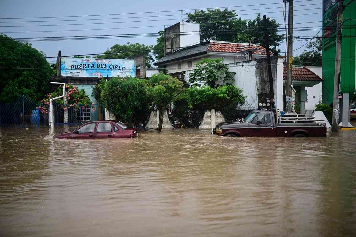 2025年10月10日,墨西哥韋拉克魯斯州波薩里卡市(Poza Rica)一條街道陷入一片汪洋,許多車輛泡在洪水中。(Marco Antonio Perez/AFP via Getty Images)