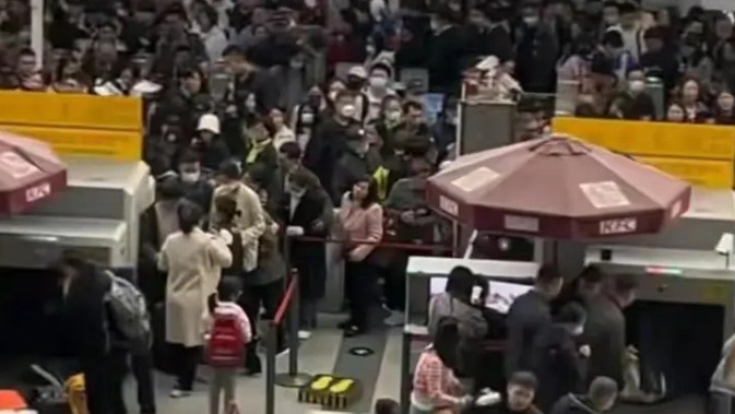 清明節 上海火車站只開2安檢口 旅客擁塞衝卡
