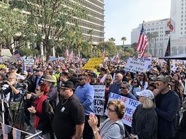 洛杉磯數千人市府前集會 抗議強制疫苗令