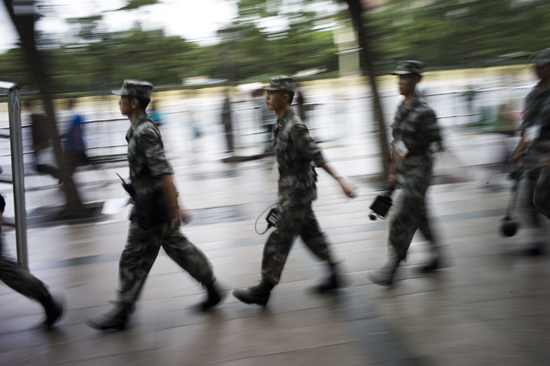 中共的「人質外交」引發西方國家抵制。圖為2015年9月1日在天安門廣場巡邏的軍人。（FRED DUFOUR/AFP/Getty Images）