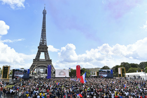收到炸彈威脅 巴黎鐵塔緊急疏散遊客