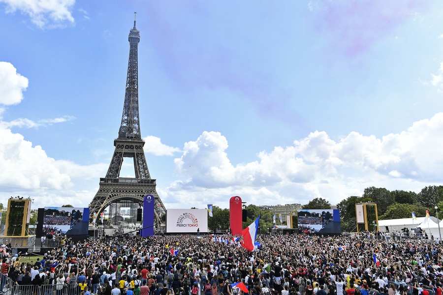 巴黎舉行奧運交接儀式 現場人山人海（多圖）