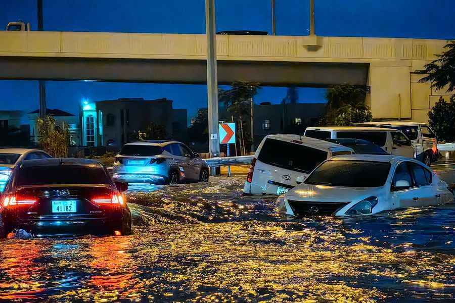 阿聯酋遭罕見暴雨襲擊 至少一人遇難（多圖）