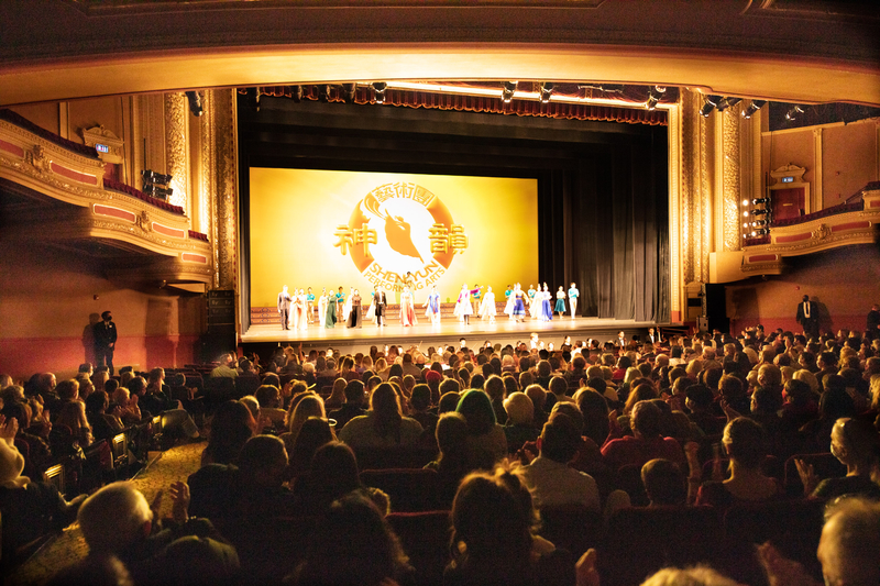 2021年12月4日，神韻國際藝術團在美國明尼阿波利斯市奧菲姆劇院（Orpheum Theatre）的演出座無虛席，現場掌聲連連。（王松林／大紀元）