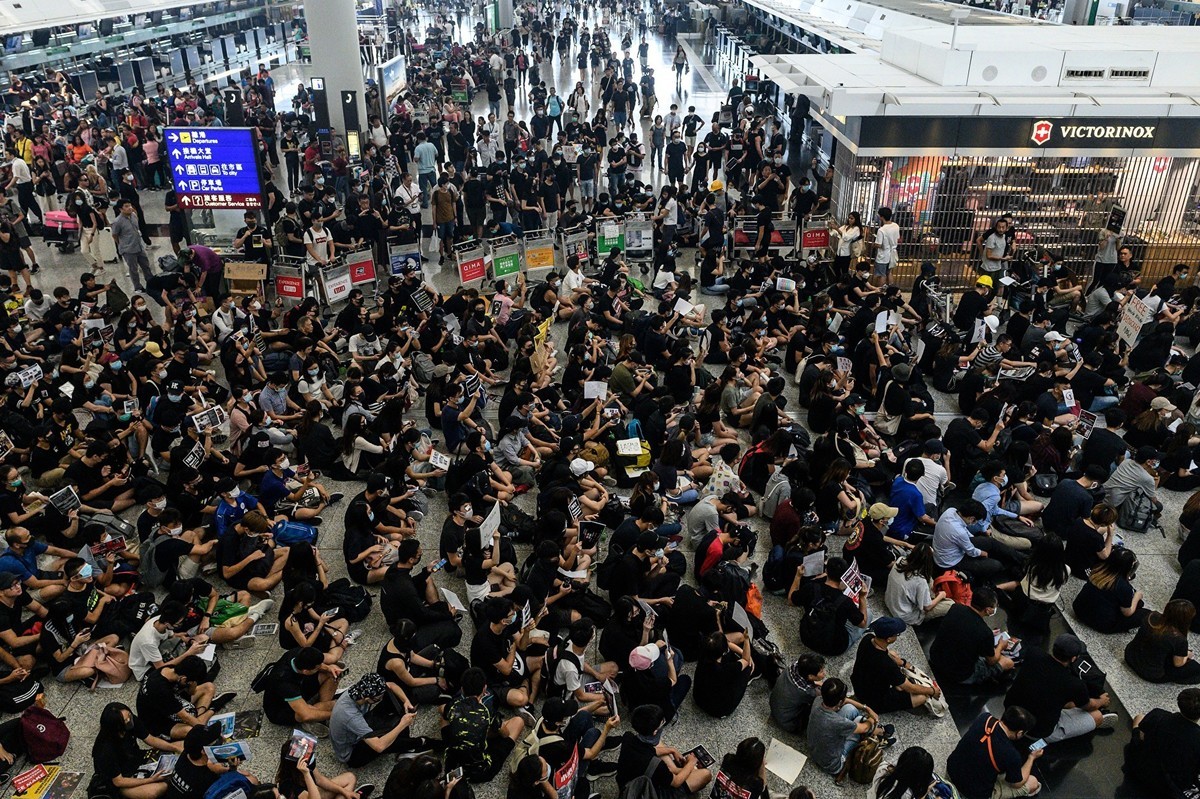 有網民號召市民8月13日下午再到機場「齊齊再接機」。（Philip FONG/AFP）