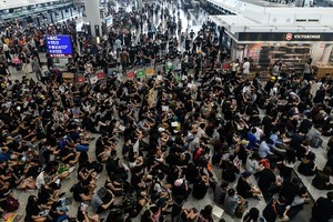 【8.13反送中】港人機場再集會抗議 被疑臥底公安引眾怒
