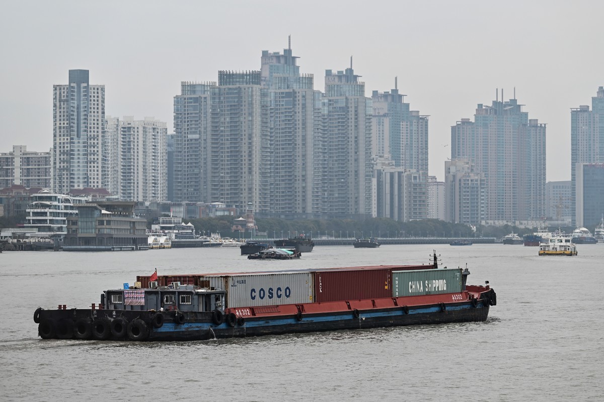 圖為2021年3月5日上海黃浦江沿岸運輸貨櫃。（Hector RETAMAL/AFP）
