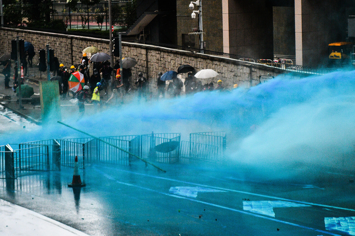 8月31日，香港當局用水炮車首次向抗議者噴射藍色水，是何用意引發關注。（Anthony WALLACE／AFP）