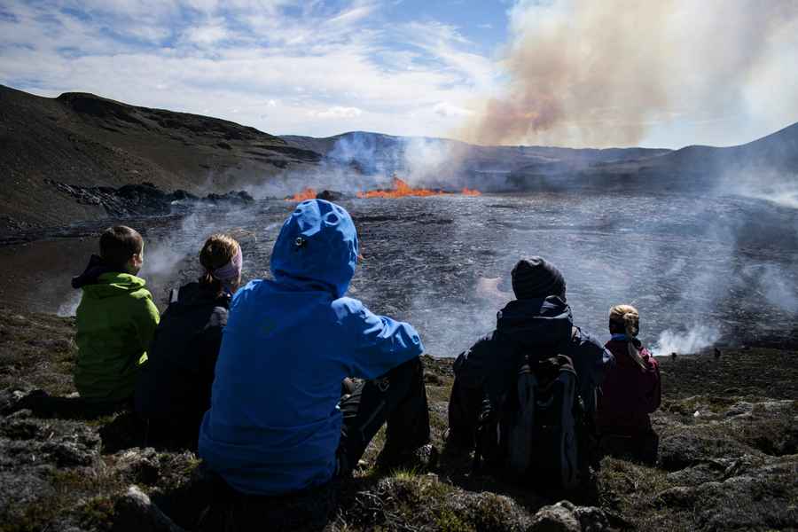 冰島西南部火山噴發 吸引遊客觀看（多圖）