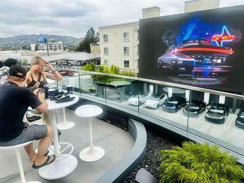 Tesla充電餐廳點亮荷里活 ：未來感與復古情懷並存