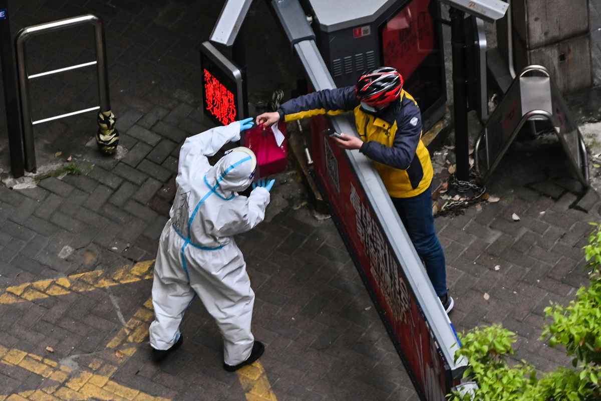 上海疫情爆發，封城多日。（HECTOR RETAMAL/AFP via Getty Images）