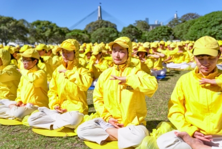 2025年10月11日,澳洲法輪功學員在悉尼水濱公園Jubilee Park舉行排字活動。(Tien Nguyen/大紀元)