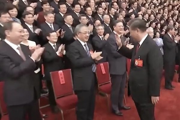 2022年10月23日，習近平率政治局與中共眾元老會見二千七百多名黨代表時，胡春華向習近平拍手微笑。（影片截圖）