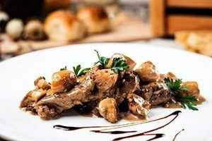 美食DIY｜獵人牛排：搭配蘑菇和紅酒的牛排大餐