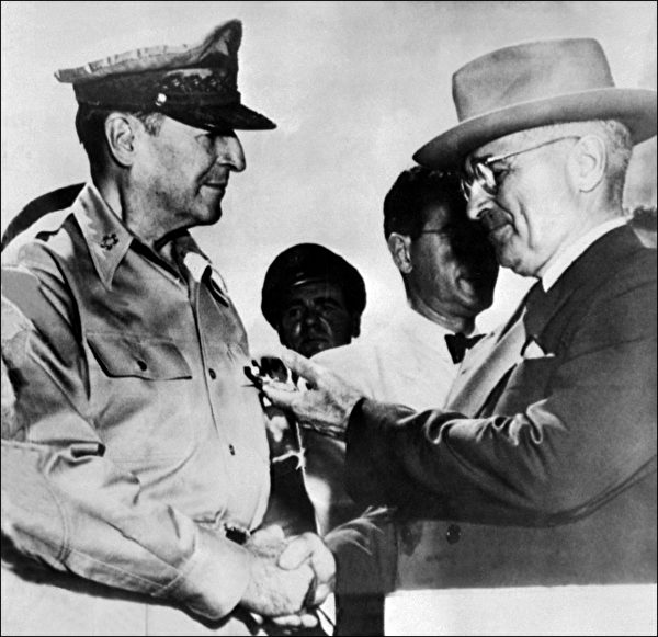 1950年10月15日，麥克阿瑟與杜魯門總統於威克島會議握手致意。這是杜魯門上任五年半以來第一次也是唯一一次與麥克阿瑟的會面。（AFP）
