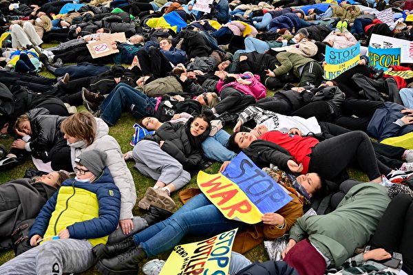 在「停止承諾，開始行動！」的口號下，德國的烏克蘭活動人士進行了一場「Die-in」活動。 2022年4月6日，在柏林聯邦議院（議會下院）前他們呼籲立即禁止從俄羅斯進口石油、天然氣和煤炭。（John MacDougall/AFP via Getty Images）