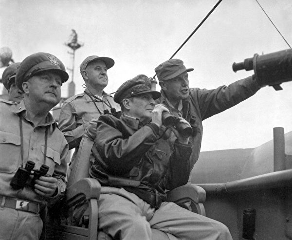 1950年9月15日，麥克阿瑟正自「麥肯尼峰號」上觀測海軍支援仁川登陸的沿海炮擊。（公有領域）