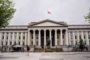 美財長稱正努力切斷非法移民的聯邦福利