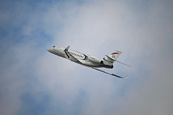 2023年6月19日，法國勒布爾熱（Le Bourget），在巴黎國際航空展期間，現場展出一架獵鷹（Falcon）6X飛機。（Emmanuel Dunand/AFP）