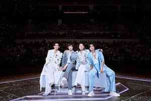 阿信與「F4」3員同台又慘摔 驚險畫面曝光