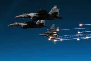 美F-15E「攻擊鷹」戰機仍強大 可隨時待命