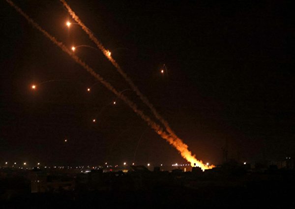 2021年5月12日，哈馬斯向以色列發射火箭彈。（Photo by SAID KHATIB / AFP）