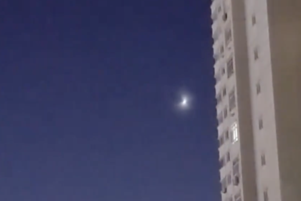 新疆多地現不明飛行物 像月亮一樣亮
