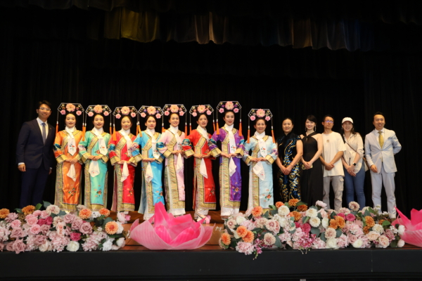 2025年10月5日下午,悉尼史卓菲(Strathfield)市政廳座無虛席,逾兩百名來自不同族裔的各界人士齊聚一堂,參加由悉尼法輪功團體舉辦的中秋慶典活動。圖為法輪功舞蹈隊及部份活動籌備義工合照。(夏楚君/大紀元)