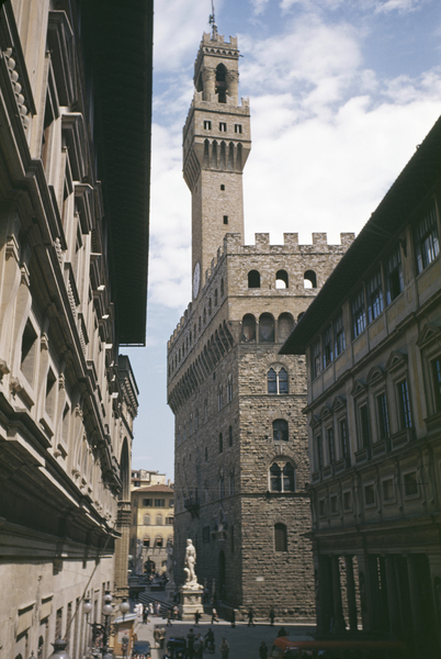 意大利佛羅倫斯烏菲齊美術館,在16世紀時曾為佛羅倫斯政府綜合辦公大樓，後來熱愛藝術的梅迪奇家族將其收藏的藝術品陸續擺放在這裏，如今成了舉世聞名的美術館。（Uffizi Gallery）的外觀。 （Archive Photos/Getty Images）