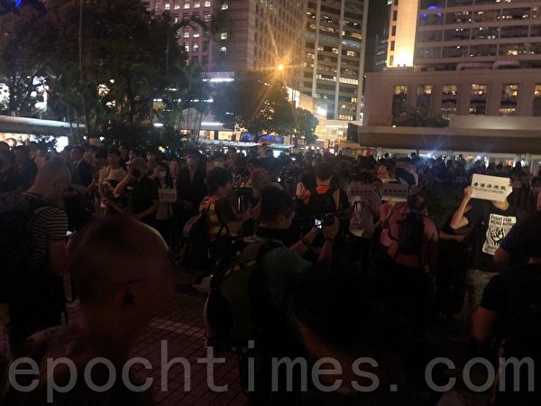 2019年8月30日晚上8點，香港民眾在中環和平紀念碑舉辦重光紀念日默站活動。（梁珍／大紀元）