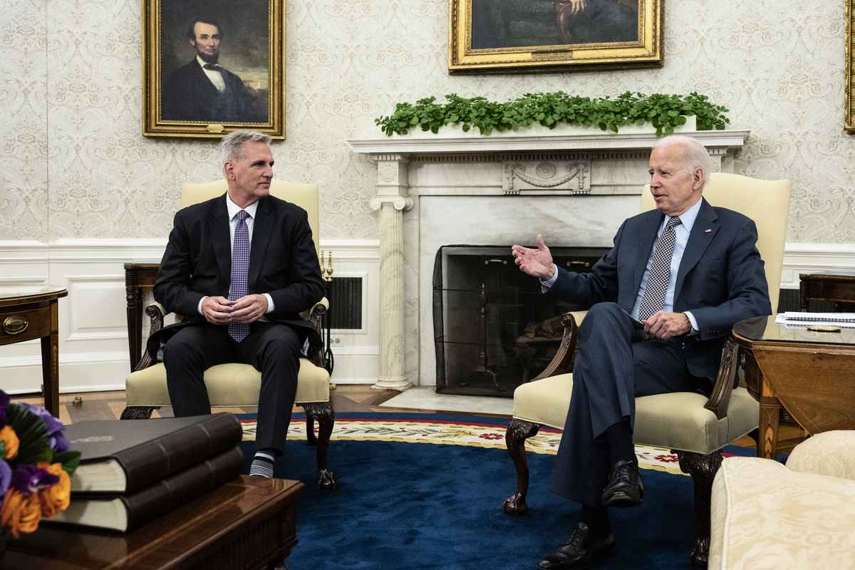 2023年5月22日，美國總統拜登（右）在白宮橢圓形辦公室會見了眾議院議長麥卡錫（Kevin McCarthy，左），就提高31.4萬億美元的債務上限進行談判。（Drew Angerer/Getty Images）
