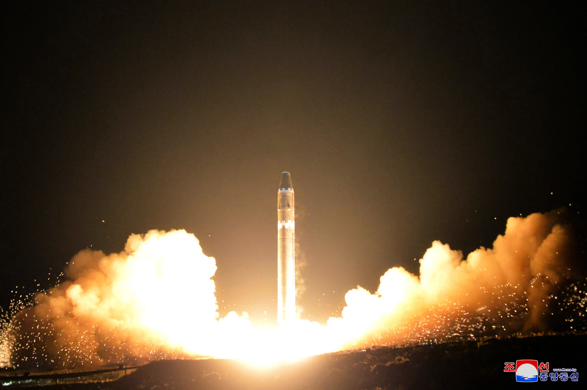 2017年11月28日，北韓發射了「火星-15」型具有核能力的洲際彈道導彈。（KCNA VIA KNS/AFP/Getty Images）