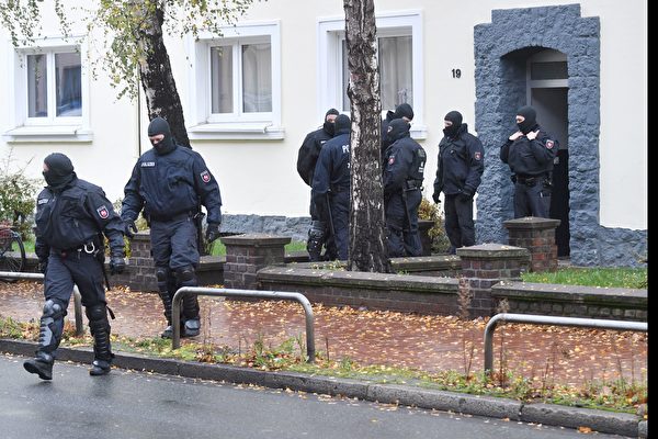 德國警方逮捕了五名伊斯蘭恐怖疑犯。圖為警察11月8日在北部下薩克森州突襲一處住所。（JULIAN STRATENSCHULTE/AFP/Getty Images）
