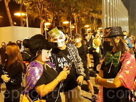 組圖：萬聖夜遊行 港人戴面具上街「應節」