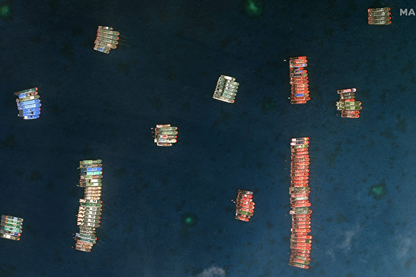 2021年3月，中國約二百艘船隻集結在南海牛軛礁附近。此舉引發菲律賓強烈不滿。（Handout/Satellite image?2021 Maxar Technologies/AFP）