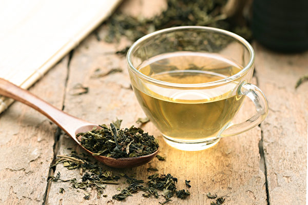 茶分為綠茶、黃茶、白茶、青茶、紅茶、黑茶六類，怎麼喝茶最養生？（Shutterstock）