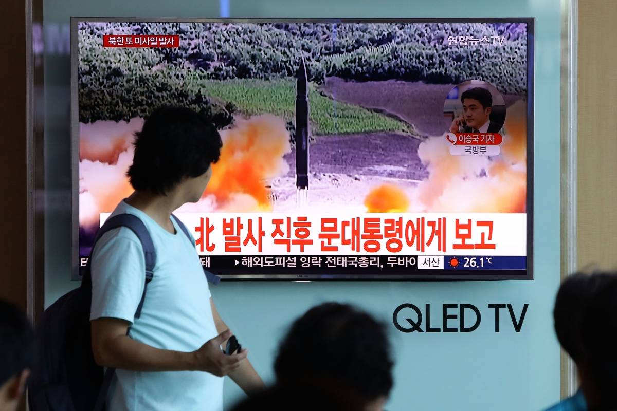 北韓於一周內進行了兩次試射導彈。圖為南韓民眾關注北韓導彈試射新聞報道。（Chung Sung-Jun/Getty Images）