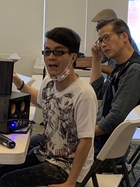 華人民主書院協會2021年11月6日在台灣台南舉行六四國殤之柱迫離香港事件的台灣首場座談會,通過線上連線與國殤之柱創作者丹麥雕塑家高志活與談,圖前方為成功大學政治系教授梁文韜。(華人民主書院協會提供)
