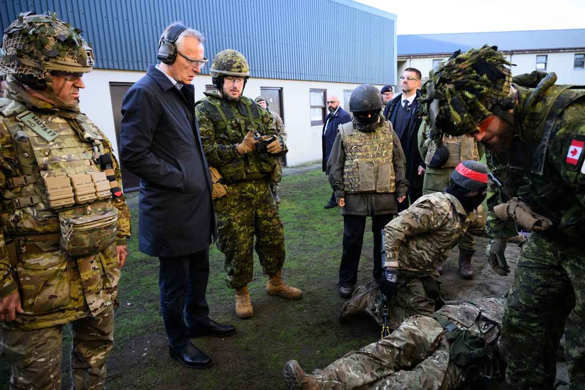 2022年11月9日，英國英格蘭東南部，北約（NATO）秘書長斯托爾滕貝格（Jens Stoltenberg，左二）視察烏克蘭軍隊接受加拿大武裝部隊成員的戰場急救訓練。（Leon Neal/Getty Images）